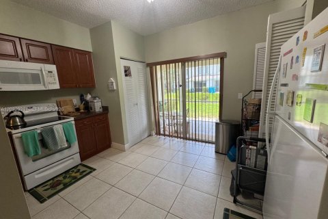 Villa ou maison à louer à Weston, Floride: 2 chambres, 103.12 m2 № 2085619 - photo 7