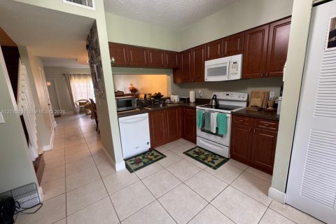 Villa ou maison à louer à Weston, Floride: 2 chambres, 103.12 m2 № 2085619 - photo 8
