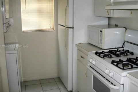 Condo in Winter Haven, Florida, 2 bedrooms  № 1991981 - photo 1