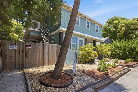 Commercial property in Saint Petersburg, Florida 9 bedrooms, 322.84 sq.m. № 2232115 - photo 3
