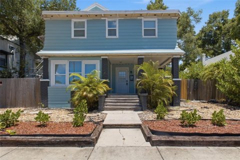 Commercial property in Saint Petersburg, Florida 9 bedrooms, 322.84 sq.m. № 2232115 - photo 2