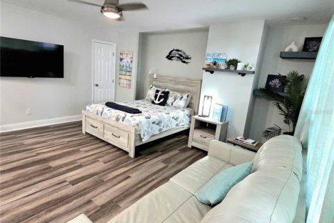 Commercial property in Saint Petersburg, Florida 9 bedrooms, 322.84 sq.m. № 2232115 - photo 12