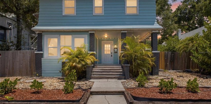 Commercial property in Saint Petersburg, Florida 9 bedrooms, 322.84 sq.m. № 2232115