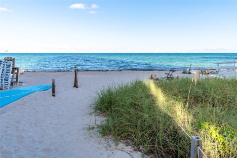 Condominio en alquiler en Hollywood, Florida, 2 dormitorios, 112.41 m2 № 1059128 - foto 1