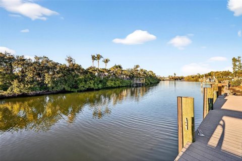 Villa ou maison à vendre à Sarasota, Floride: 3 chambres, 158.49 m2 № 2410109 - photo 2