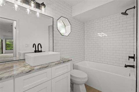Villa ou maison à vendre à Sarasota, Floride: 3 chambres, 158.49 m2 № 2410109 - photo 17