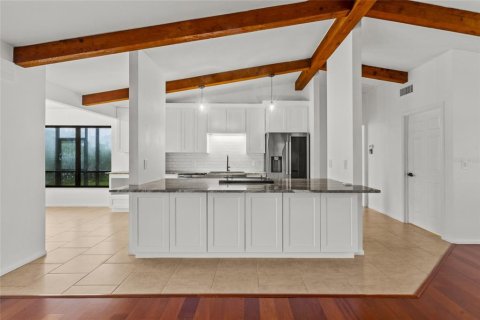 Villa ou maison à vendre à Sarasota, Floride: 3 chambres, 158.49 m2 № 2410109 - photo 8