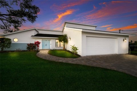 Villa ou maison à vendre à Sarasota, Floride: 3 chambres, 158.49 m2 № 2410109 - photo 3
