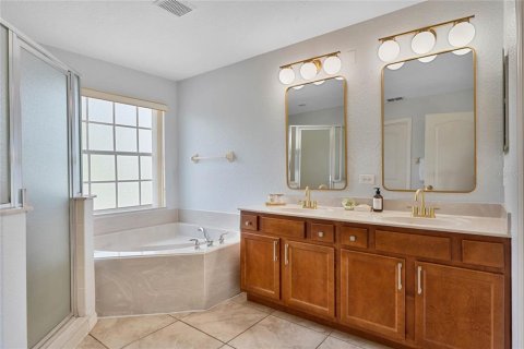 House in Davenport, Florida 5 bedrooms, 214.88 sq.m. № 2228225 - photo 5