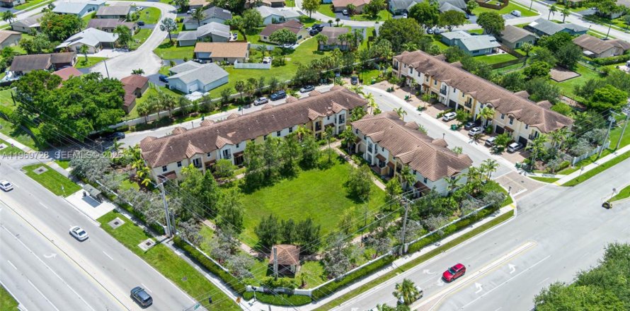 Townhouse in Tamarac, Florida 3 bedrooms, 120.22 sq.m. № 2031011