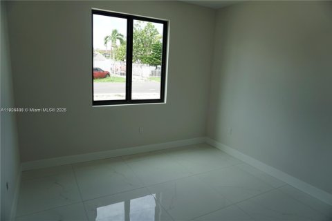 Adosado en venta en Miami, Florida, 3 dormitorios № 1956161 - foto 9