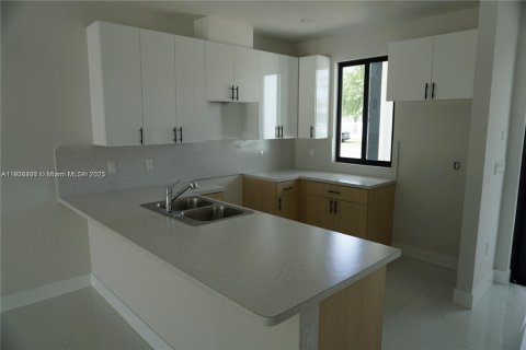 Adosado en venta en Miami, Florida, 3 dormitorios № 1956161 - foto 6