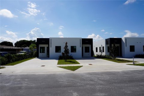 Adosado en venta en Miami, Florida, 3 dormitorios № 1956161 - foto 1