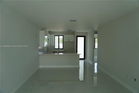 Adosado en venta en Miami, Florida, 3 dormitorios № 1956161 - foto 15