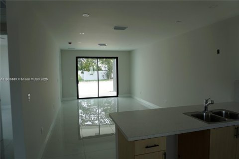 Adosado en venta en Miami, Florida, 3 dormitorios № 1956161 - foto 7