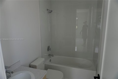 Adosado en venta en Miami, Florida, 3 dormitorios № 1956161 - foto 12