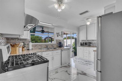 House in Sunrise, Florida 3 bedrooms, 126.72 sq.m. № 1755656 - photo 9