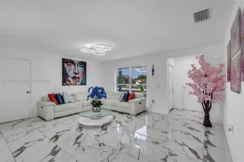 House in Sunrise, Florida 3 bedrooms, 126.72 sq.m. № 1755656 - photo 4