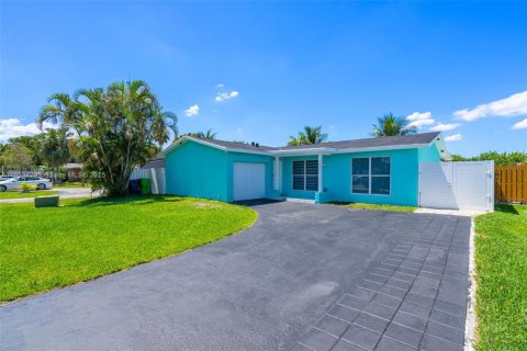 House in Sunrise, Florida 3 bedrooms, 126.72 sq.m. № 1755656 - photo 1