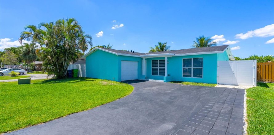 House in Sunrise, Florida 3 bedrooms, 126.72 sq.m. № 1755656