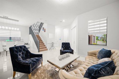 Купить виллу или дом в Мирамар, Флорида 5 спален, 337.51м2, № 2075444 - фото 25