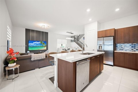 Купить виллу или дом в Мирамар, Флорида 5 спален, 337.51м2, № 2075444 - фото 2