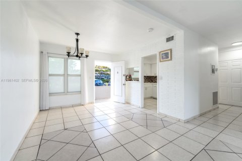 Copropriété à louer à North Miami, Floride: 1 chambre, 73.21 m2 № 2079939 - photo 3