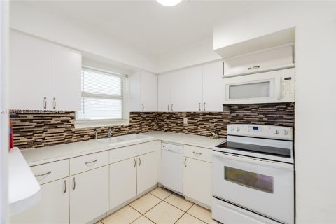 Copropriété à louer à North Miami, Floride: 1 chambre, 73.21 m2 № 2079939 - photo 6