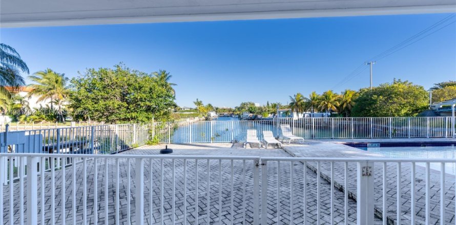 Condo à North Miami, Floride, 1 chambre  № 2079939