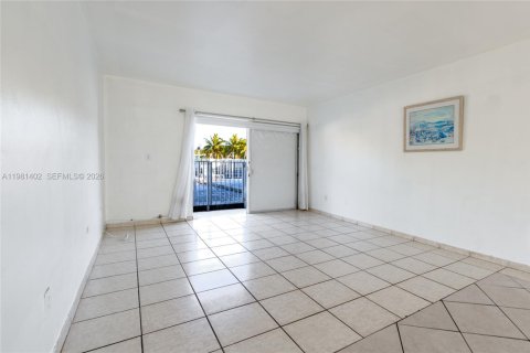 Copropriété à louer à North Miami, Floride: 1 chambre, 73.21 m2 № 2079939 - photo 4