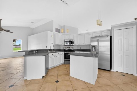 House in Eustis, Florida 3 bedrooms, 194.82 sq.m. № 1769947 - photo 4