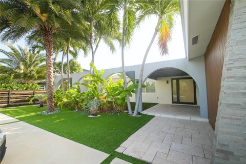 House in Miami, Florida 3 bedrooms, 193.52 sq.m. № 2013803 - photo 3
