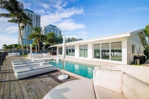 House in Miami, Florida 3 bedrooms, 193.52 sq.m. № 2013803 - photo 13