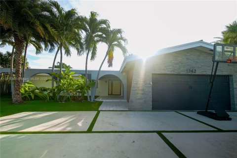 House in Miami, Florida 3 bedrooms, 193.52 sq.m. № 2013803 - photo 2