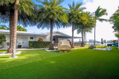 House in Miami, Florida 3 bedrooms, 193.52 sq.m. № 2013803 - photo 17