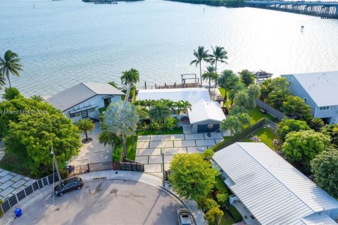 House in Miami, Florida 3 bedrooms, 193.52 sq.m. № 2013803 - photo 18