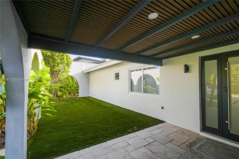 House in Miami, Florida 3 bedrooms, 193.52 sq.m. № 2013803 - photo 20