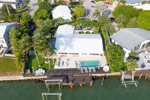 House in Miami, Florida 3 bedrooms, 193.52 sq.m. № 2013803 - photo 19