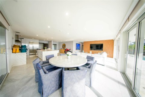 House in Miami, Florida 3 bedrooms, 193.52 sq.m. № 2013803 - photo 10