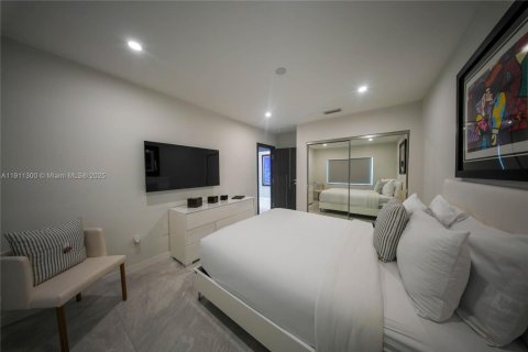 House in Miami, Florida 3 bedrooms, 193.52 sq.m. № 2013803 - photo 11