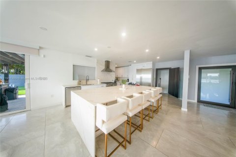 House in Miami, Florida 3 bedrooms, 193.52 sq.m. № 2013803 - photo 6