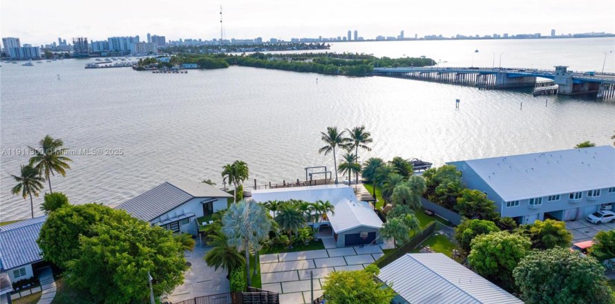 House in Miami, Florida 3 bedrooms, 193.52 sq.m. № 2013803