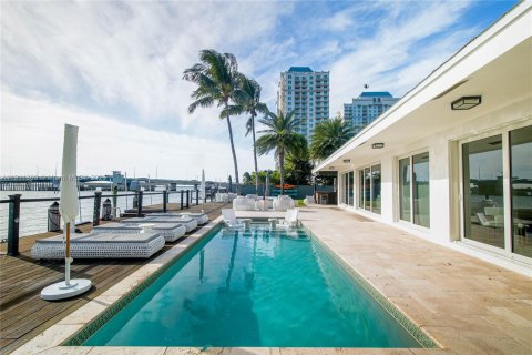 House in Miami, Florida 3 bedrooms, 193.52 sq.m. № 2013803 - photo 12