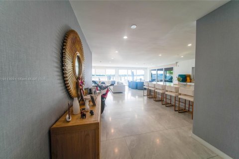 House in Miami, Florida 3 bedrooms, 193.52 sq.m. № 2013803 - photo 4