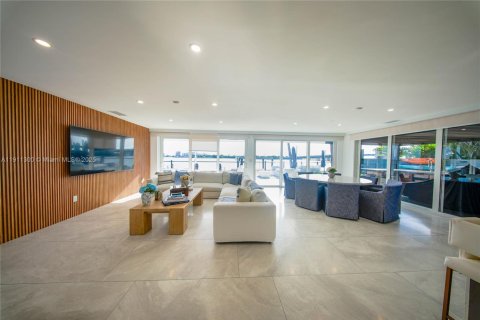 House in Miami, Florida 3 bedrooms, 193.52 sq.m. № 2013803 - photo 5