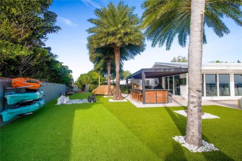 House in Miami, Florida 3 bedrooms, 193.52 sq.m. № 2013803 - photo 16