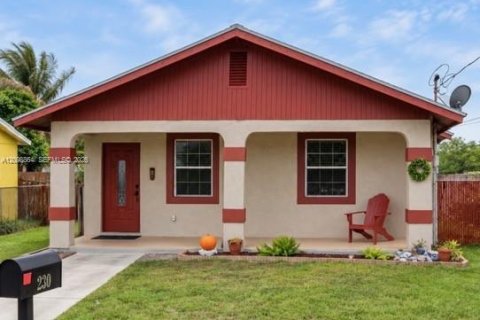 House in South Bay, Florida 4 bedrooms, 115.94 sq.m. № 2400023