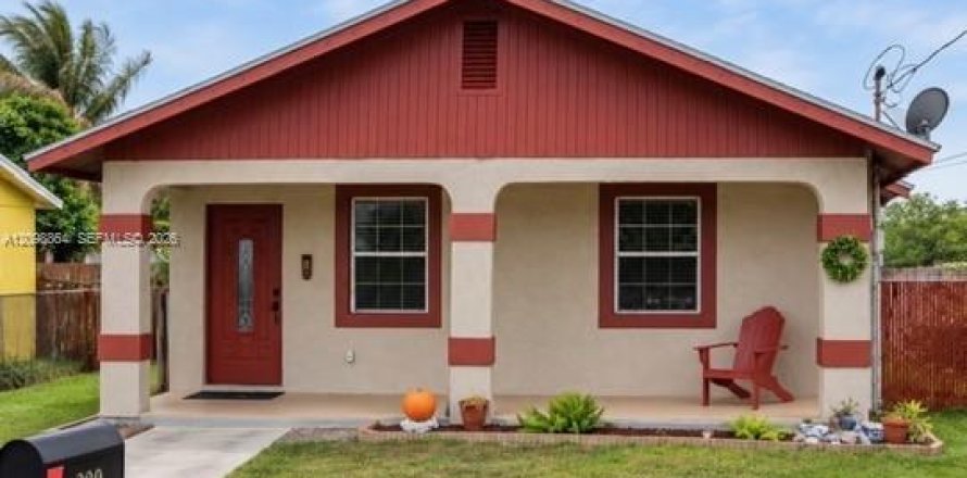House in South Bay, Florida 4 bedrooms, 115.94 sq.m. № 2400023