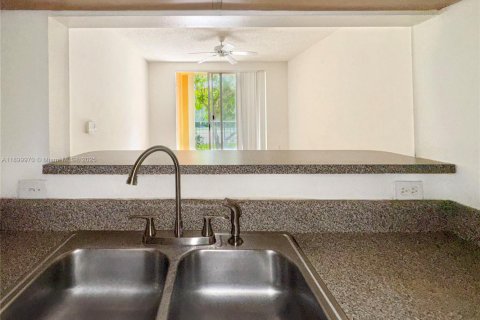 Condominio en venta en Miramar, Florida, 1 dormitorio, 67.82 m2 № 2034479 - foto 13