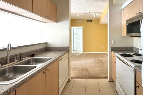 Condominio en venta en Miramar, Florida, 1 dormitorio, 67.82 m2 № 2034479 - foto 12
